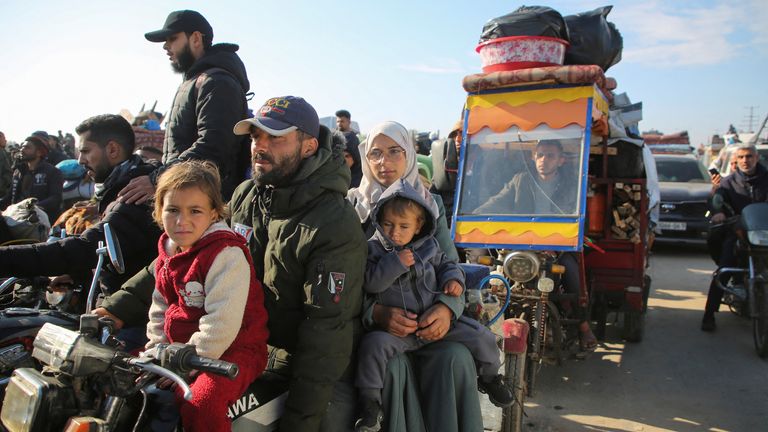 Palestinci se shromažďují, když čekají, až jim bude dovoleno vrátit se do svých domovů v severní Gaze autem po silnici Salahudeen poté, co byli během války na izraelský rozkaz vysídleni na jih, uprostřed příměří mezi Izraelem a Hamásem v centrálním pásmu Gazy, leden 27, 2025. REUTERS/Hatem Khale