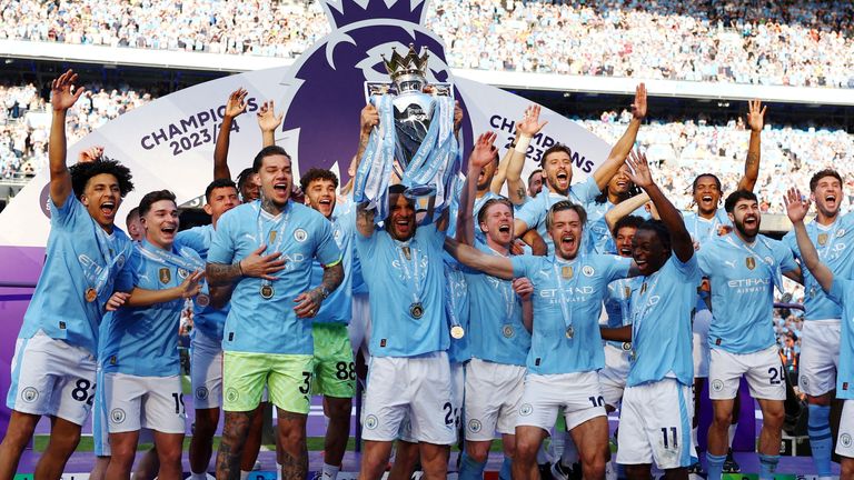 SOUBOROVÁ FOTO: Fotbal Fotbal - Premier League - Manchester City vs. West Ham United - Etihad Stadium, Manchester, Británie - 19. května 2024 Kyle Walker z Manchesteru City a jeho spoluhráči slaví trofej po vítězství v Premier League REUTERS/Molly Darlington POUZE PRO REDAKČNÍ POUŽITÍ. NEPOUŽÍVEJTE S NEOPRÁVNĚNÝM ZVUKEM, VIDEEM, DATY, SEZNAMKAMI, LOGY KLUBŮ/LIGY NEBO „ŽIVĚ“ SLUŽBAMI. ONLINE IN-MATCH POUŽITÍ OMEZENO NA 120 OBRÁZKŮ, BEZ EMULACE VIDEA. ŽÁDNÉ POUŽITÍ V SÁZENÍCH, HRÁCH NEBO JEDNOKLUBOVÉM/LIGOVÉM/HRÁČSKÉM PUB