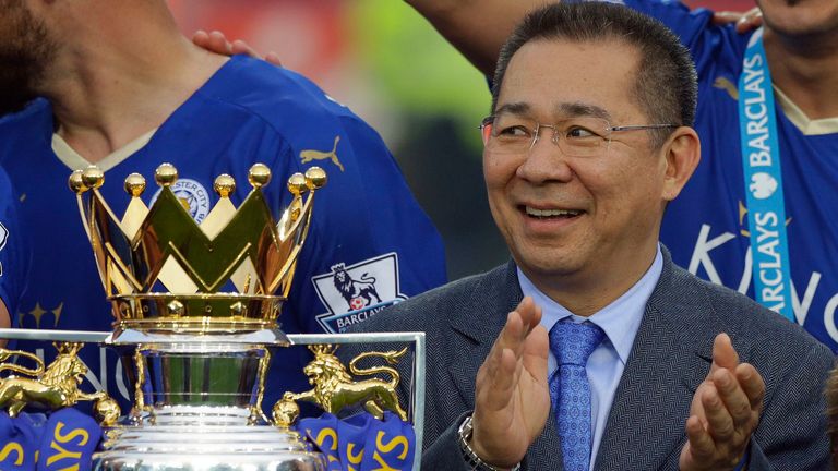 FIEL - Na archivní fotografii 7. května 2016 Vichai Srivaddhanaprabha tleská vedle trofeje, když Leicester City slaví, že se stal mistrem anglické Premier League na stadionu King Power v anglickém Leicesteru.  SOUVISEJÍCÍ TISK