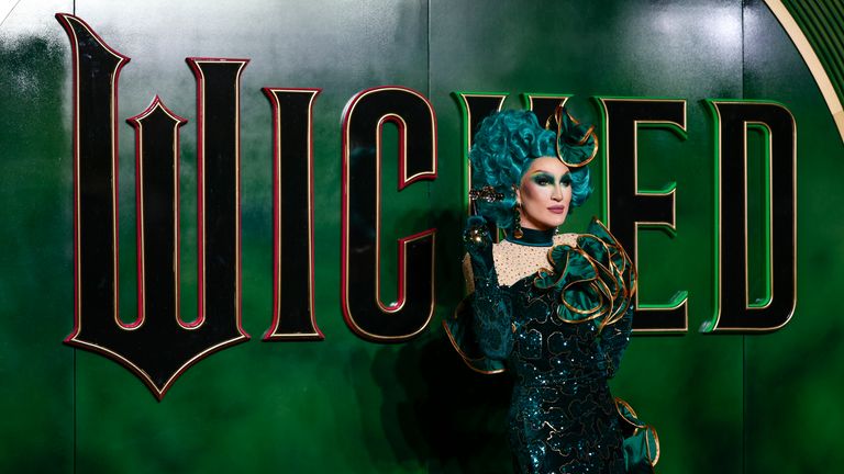 Vivienne pózuje pro fotografy po příjezdu na premiéru filmu „Wicked“ v pondělí 18. listopadu 2024 v Londýně. (Foto: Millie Turner/Invision/AP)