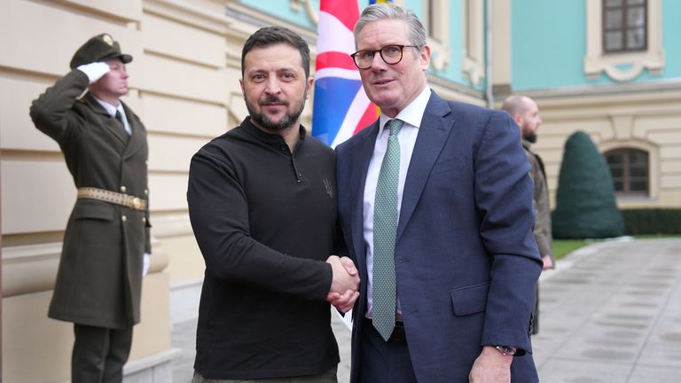 Keir Starmer a Volodymyr Zelenskyj přijíždějí na bilaterální jednání do Kyjeva na Ukrajině.  Obrázek: PA