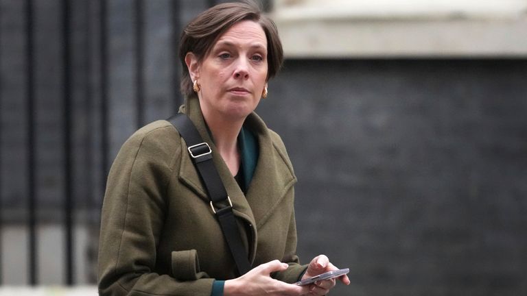 Jess Phillips opouští Downing Street 10.  Obrázek: AP