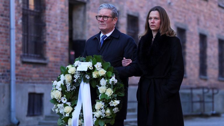 Britský premiér Keir Starmer a jeho manželka Victoria Starmer navštíví Památník a muzeum Auschwitz-Birkenau, bývalý německý nacistický koncentrační a vyhlazovací tábor, v Osvětimi, Polsko 17. ledna 2025. REUTERS/Aleksandra Szmigiel