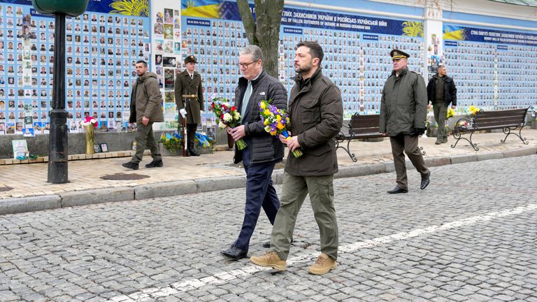 Keir Starmer a Volodymyr Zelenskyy přijíždějí položit věnce na The Wall of Remembrance.  Obrázek: PA