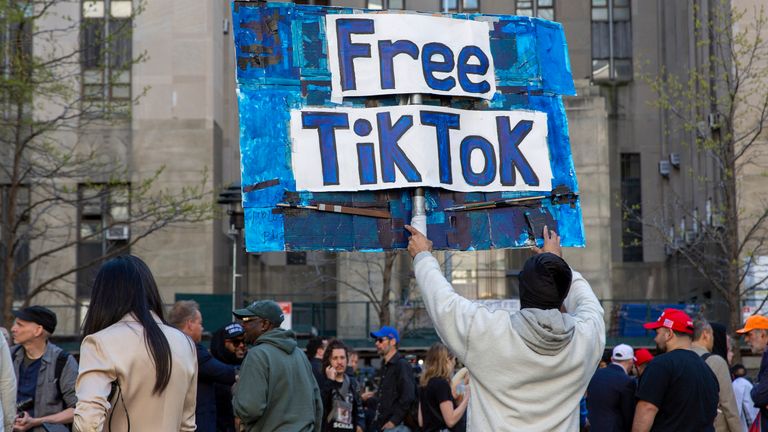 Muž nese znak Free TikTok v dubnu 2024. Soubor pic: AP