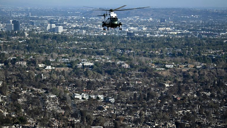 Donald Trump letí přes oblasti zničené požáry v Marine One. Pic: Ap