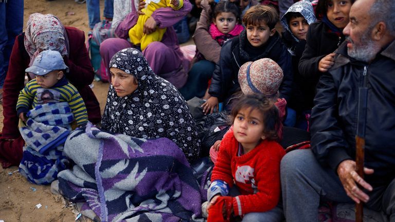 Palestinci čekají, až se budou moci vrátit do svých domovů v severní Gaze. Snímek: Reuters