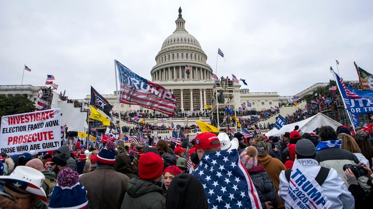 FILE - Výtržníci loajální k prezidentu Donaldu Trumpovi shromáždění v Kapitolu USA ve Washingtonu, 6. ledna 2021. (AP Photo/Jose Luis Magana, File)