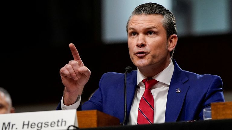 Pete Hegseth, nominovaný americký prezident Donald Trump na ministra obrany, vypovídá před senátním výborem pro ozbrojené služby potvrzujícím slyšení na Capitol Hill ve Washingtonu.  Snímek: Reuters