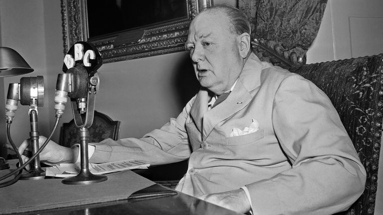 Premiér Winston Churchill vysílá rozhlasovou adresu britským lidem z Washingtonu 14. května 1943 (AP Photo/Byron Rollins)