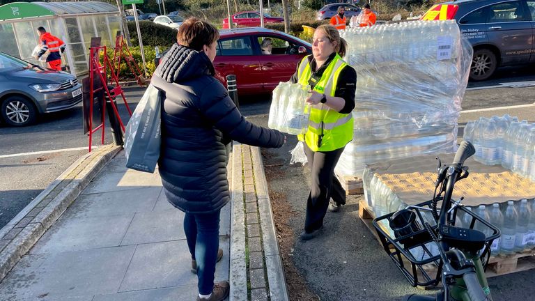 Rezident sbírá vodu na stanici lahví v Asda, Totton.  Obrázek: PA