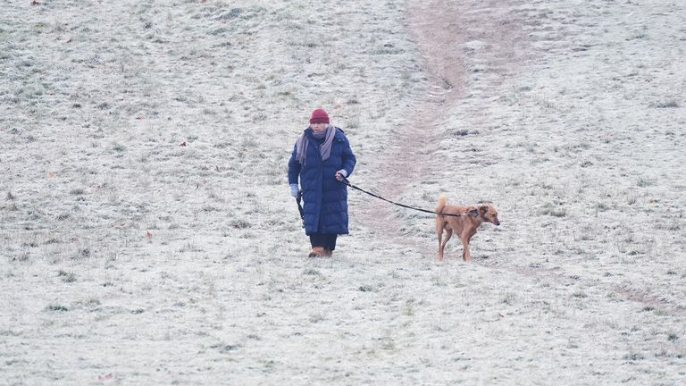 Žena venčí psa v mrazivém parku Greenwich Park v jižním Londýně. Teploty budou v příštích dnech dále klesat, přičemž rtuť může v pátek večer v severních částech Spojeného království dosáhnout až minus 20 °C. Varování před náledím platí ve většině Walesu a Severního Irska a také ve velkých částech východní Anglie. Datum snímku: pátek 10. ledna 2025. PA Foto. Viz příběh PA POČASÍ Zima. Fotografický kredit by měl znít: Yui Mok/PA Wire 