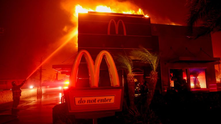 Hasiči pracují na uhašení plamenů při požáru Eaton Fire v Pasadeně v Kalifornii, USA 7. ledna 2025. REUTERS/Mario Anzuoni 