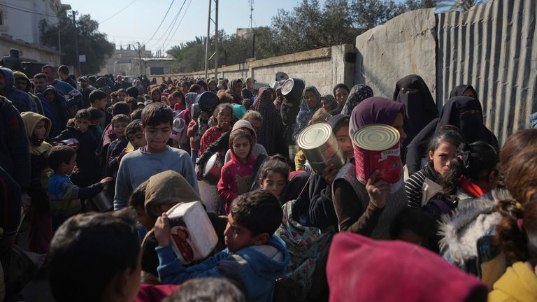 Palestinci stojí ve frontě na jídlo v Deir al-Balah, Pásmo Gazy, úterý 7. ledna 2025. (AP Photo/Abdel Kareem Hana)