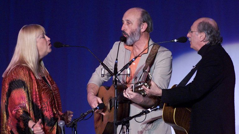 Legendární američtí průkopníci lidové hudby Peter, Paul & Mary vystupují v Hong Kongu v roce 2001. (LR) Mary Travers, Noel Paul Stookey a Peter Yarrow. Snímek: Reuters