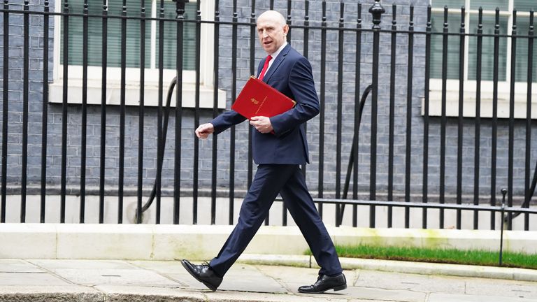 Ministr obrany John Healey přijíždí do Downing Street v Londýně na jednání vlády. Datum snímku: úterý 21. ledna 2025.