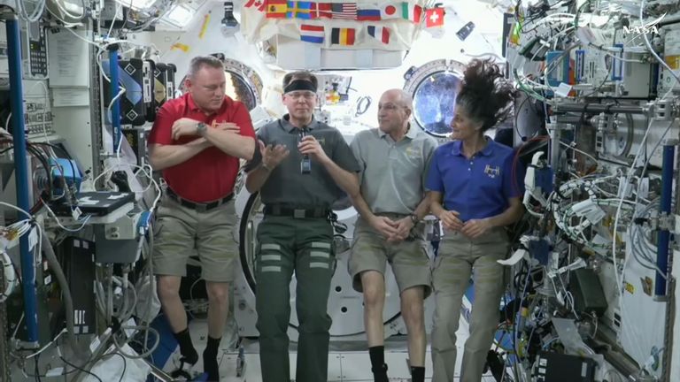 Astronauti pořádají tiskovou konferenci z Mezinárodní vesmírné stanice.