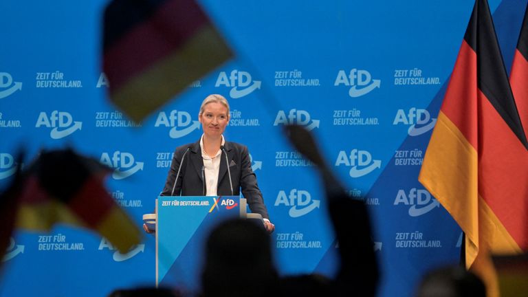 Alice Weidelová přihlíží poté, co byla zvolena nejvyšší kandidátkou na kancléřku AfD.  Obr: Reuters/Matthias Rietschel