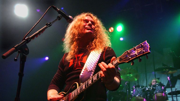 John Sykes hraje britské turné Thin Lizzy živě v roce 2005. Obr: PA