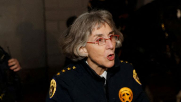 Šéfka neworleanského policejního oddělení (NOPD) Anne Kirkpatricková hovoří s policisty během návštěvy Bourbon Street po otevření ulice v den Sugar Bowl v roce 2025 poté, co byli lidé zabiti mužem, který řídil kamion při útoku během Oslavy Nového roku v New Orleans, Louisiana, USA, 2. ledna 2025. REUTERS/Octavio Jones