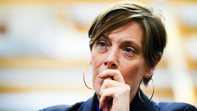 Ministr pro ochranu a násilí na ženách a dívkách, Jess Phillips, během návštěvy Croydon Custody Centre metropolitní policie v jižním Londýně, aby pomohl zavést nové příkazy k ochraně před domácím násilím ve vybraných oblastech a setkal se s vyššími důstojníky pracujícími na VAWG a ochraně veřejnosti , tým Borough Command Unit a strážníci veřejné ochrany pracující na případech domácího násilí. Datum snímku: středa 27. listopadu 2024.