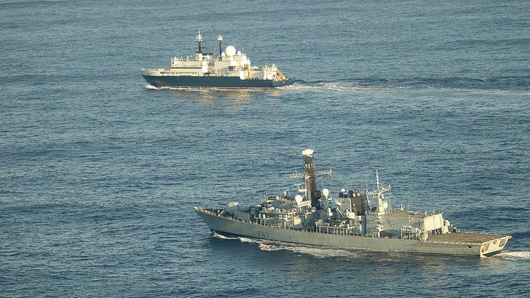 HMS Somerset lemující ruská loď Yantar poblíž UK Waters.  Pic: Royal Navy/PA