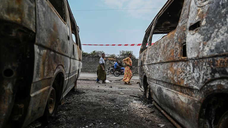 Obyvatelé chodí po spálených vozidlech v Goma.  Pic: Ap/Moses Sawasawa