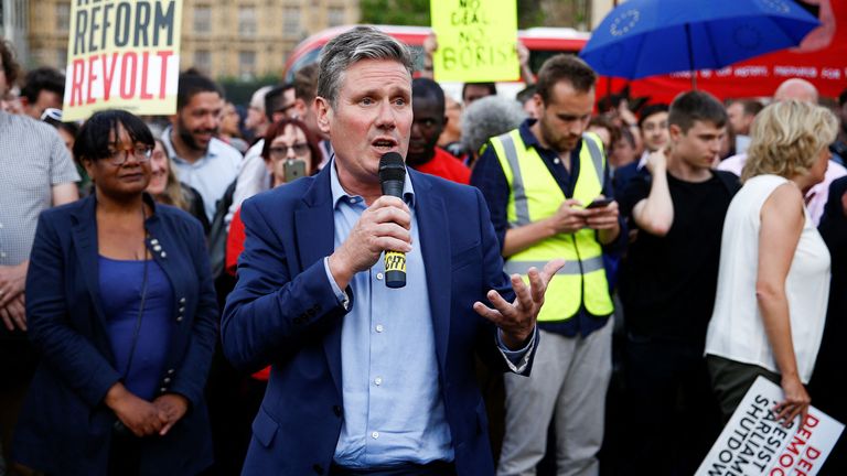 Sir Keir Starmer mluví na protestu proti Brexitu ve Westminsteru v roce 2019. Obrázek: Reuters