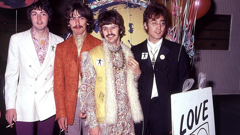 Beatles na nahrávací relaci v Londýně. Vlevo doprava - Paul McCartney, George Harrison, Ringo Starr a John Lennon. *16/12/03: Internetový aukční dům tvrdil, že má důkaz, že Beatles se v polovině 70. let znovu sešli v tajnosti ve snaze zaznamenat finální album. Web vydraží seznam nahrávek a pásky, o které se říká, že byl proveden na zasedání v roce 1976, který skončil ve sporu mezi FAB Four.