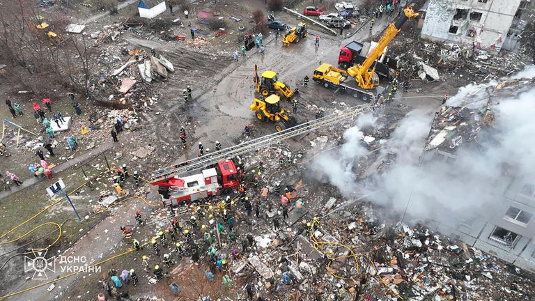 Hasiči na scéně raketového útoku na budovu v Poltavě na Ukrajině v sobotu. Pic: Ap