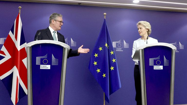 Ursula von der Leyen a Keir Starmer oslovují média v Bruselu.  Pic: Reuters