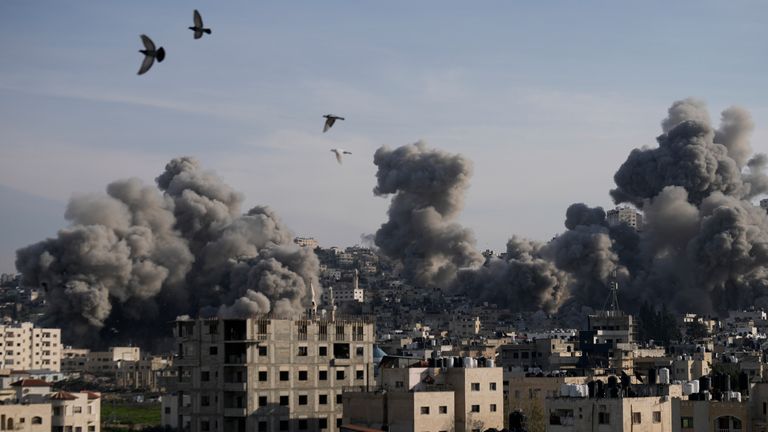 Kouř stoupá z budov zničených izraelskou armádou.  Pic: Ap/Majdi Mohammed