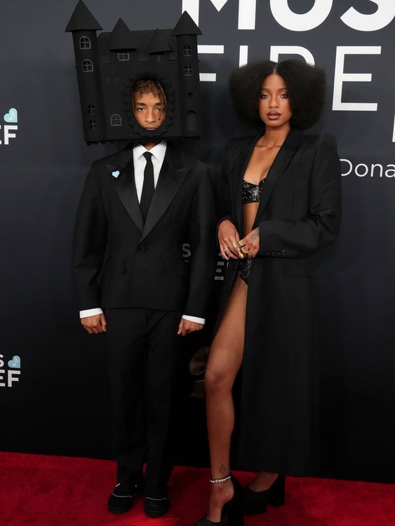 Jaden a Willow Smith v černé barvě - jejich otec bude dnes večer vystupovat. Pic: Ap