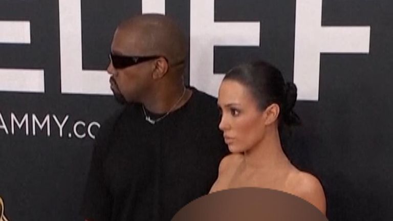 Kanye West a Bianca Censori mimo 2025 Grammys