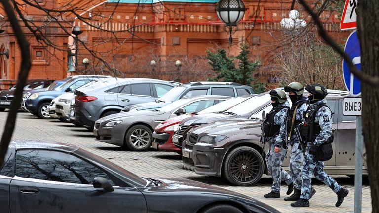 Důstojníci hlídají poblíž místa výbuchu. Pic: Reuters