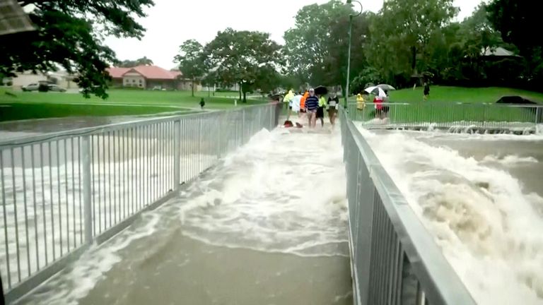 Povodně ve městech v Austrálii.  Pic: Queensland Ambulance Service/AP