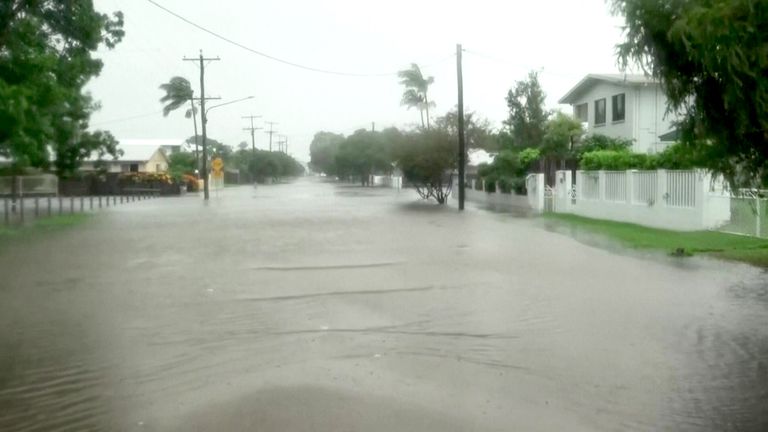 Povodně ve městech v Austrálii.  Pic: Queensland Ambulance Service/AP 