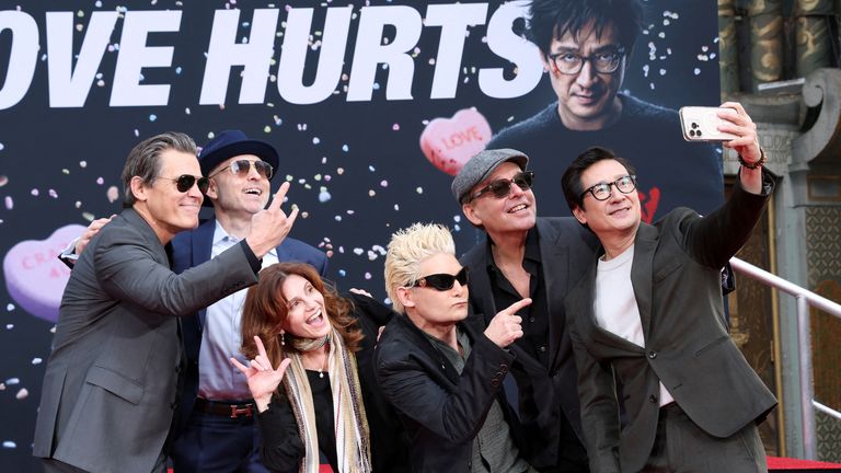 "Goonies" Členové obsazení Josh Brolin, Joe Pantoliano, Kerri Green a Corey Feldman a spisovatel Chris Columbus představují s hercem Ke Huy Quan v den, kdy si během obřadu v hollywoodu umístili své otisky do cementu v Hollywoodu.  Pic: Reuters