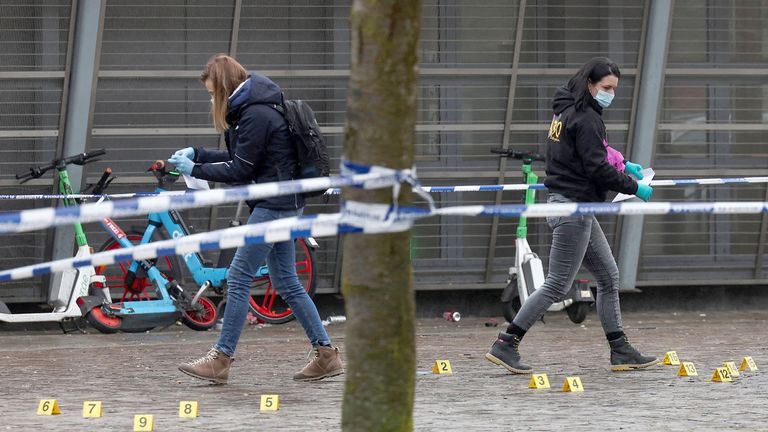 Členové forenzní policie pracují na stanici metra Clemenceau.  Pic: Reuters