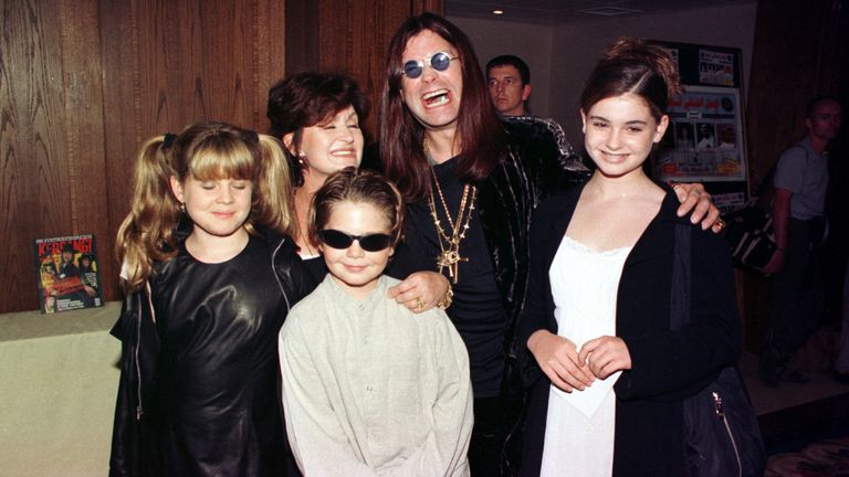 Ozzy Osbourne, manželka Sharon a děti na Kerrang Awards 1997 v Londýně.