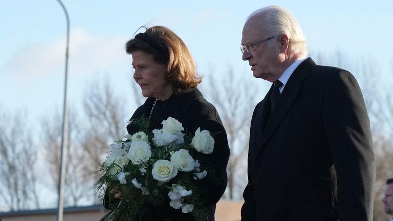 Švédský král Carl Xvi Gustaf a Queen Silvia dorazí, aby umístili květiny na památník poblíž scény střelby na okraji Orebro ve Švédsku