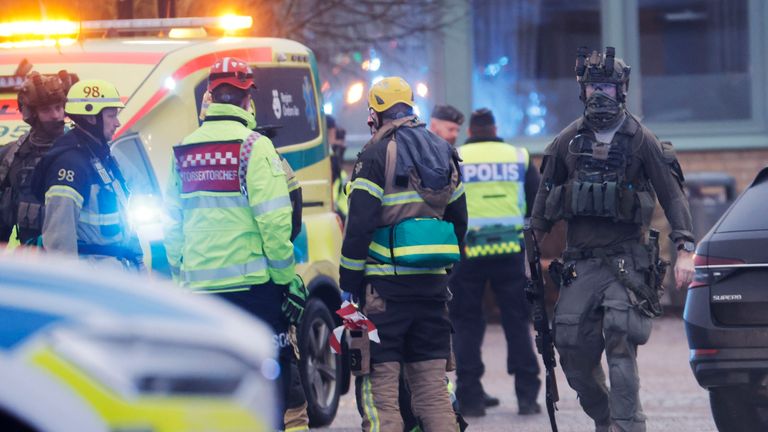 Pohotovostní služby na místě incidentu ve škole Risbergska ve Švédsku Örebro. Pic: TT tisková agentura prostřednictvím AP