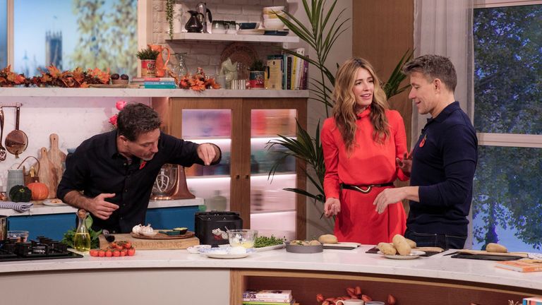 Set 14815996 Obrázek 14815996cc fotograf Ken McKay/ITV/Shutterstock 'This Morning', Londýn, Velká Británie - 24. října 2024 Gino D'Acampo, Cat Deeley, Ben Shephard 24. října 2024