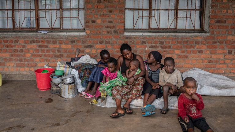 Zawadi Sifa, 35 let, který uprchl z bojů z tábora do tábora, sedí se svými sedmi dětmi v jejím posledním vysídleném táboře v Goma, Demokratická republika Konga, čtvrtek 5. února 2025. (AP Photo/Moses Sawasawa)