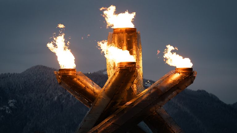 Olympijský kotel na Jack Poole Plaza ve Vancouveru je osvětlen na oslavu, před zahájením ceremoniálu 2025 Invictus Games ve Vancouveru v Kanadě. Hry se budou konat přes Vancouver a Whistler. Datum obrázku: Sobota 8. února 2025.