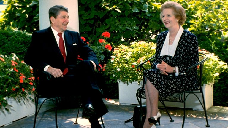 Prezident Ronald Reagan a britská premiérka Margaret Thatcherová hovoří mimo oválnou kancelář v Bílém domě, 17. července 1987 (AP Photo/Scott Applewhite)