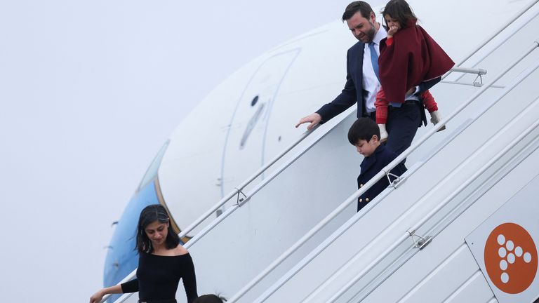 JD Vance, Usha Vance a jejich děti dorazí na letiště v Paříži Orly v Orly ve Francii.  Pic: Reuters