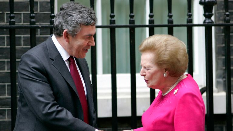 Gordon Brown vítá Margaret Thatcherovou na 10 Downing Street v roce 2007. Obrázek: AP