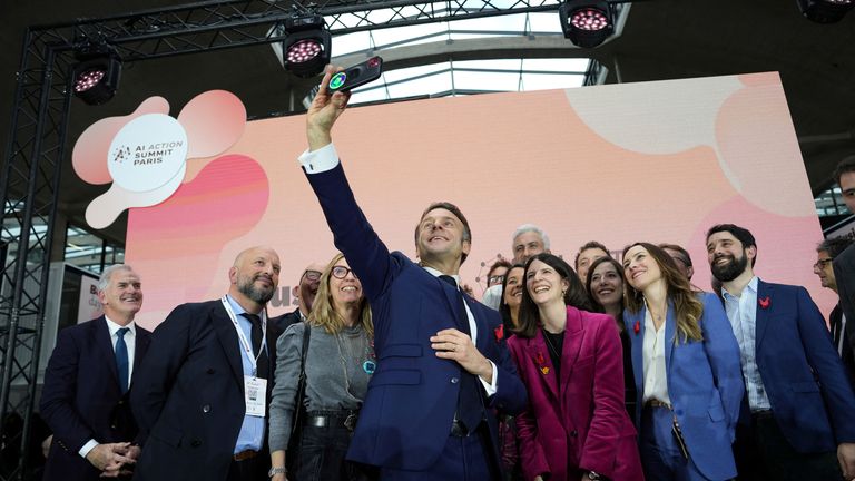 Francouzský prezident Emmanuel Macron si během summitu vezme selfie. Pic: Reuters