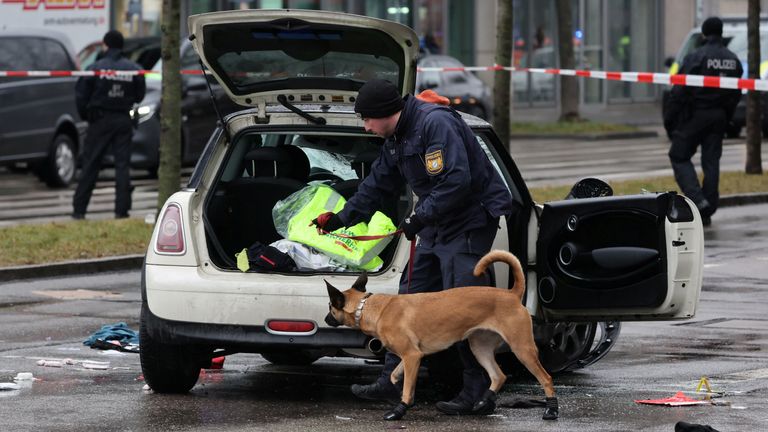 Policie pracuje s odříznutým psem u auta, který jel do davu v Mnichově v Německu, 13. února 2025 a zranil několik lidí. Reuters/Wolfgang Rattay